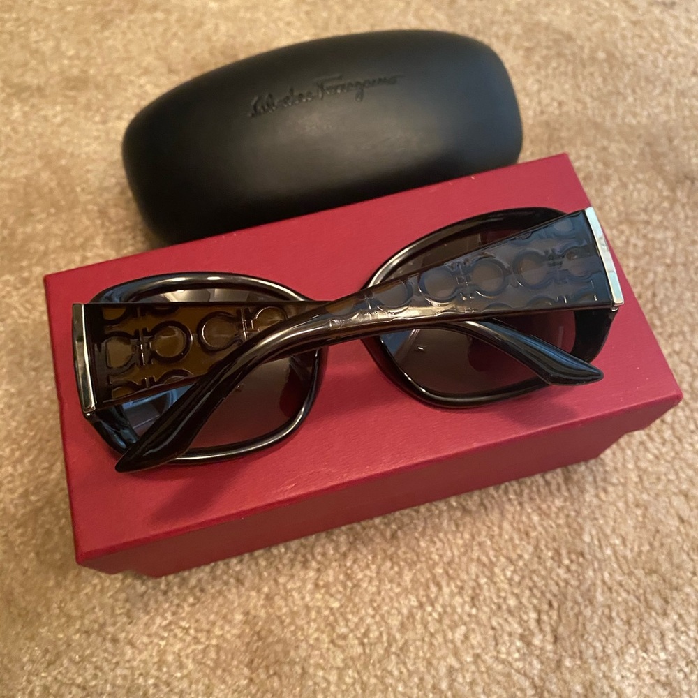 Sun glasses - Picture 2 of 3